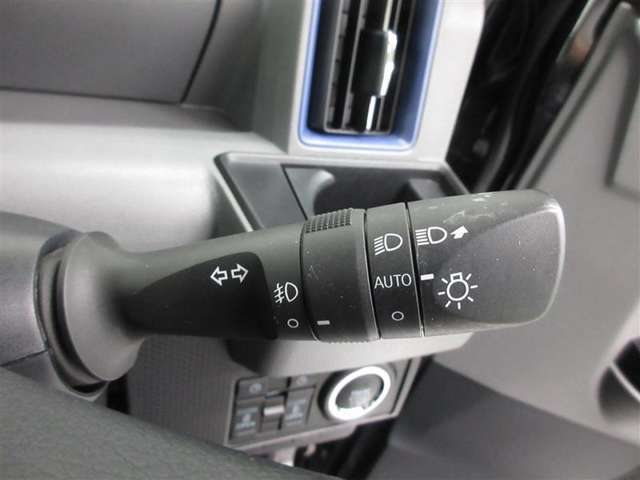 周囲の明るさで、ヘッドランプを自動点灯・消灯するコンライトです。