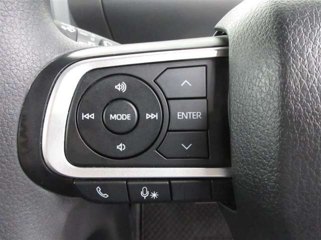 オーディオをコントロールできるステアリングスイッチ付き。