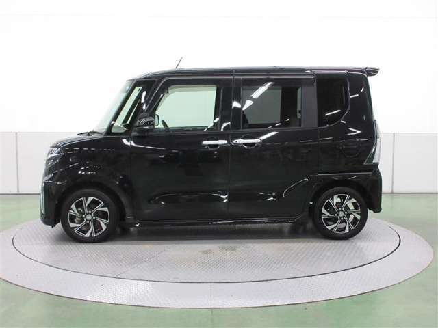 キャブフォワードデザインで、大きな室内空間を確保しています。