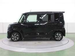 キャブフォワードデザインで、大きな室内空間を確保しています。