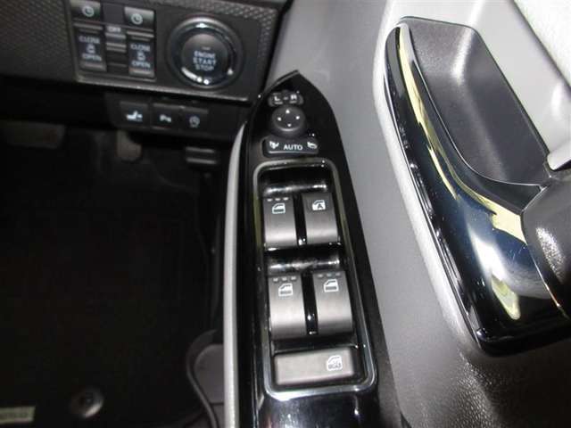 料金所などで便利な、運転席オート機能付パワーウィンドウです。