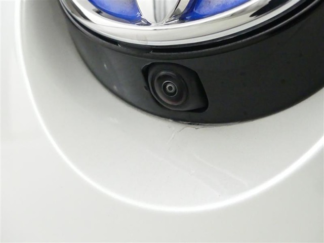 バックカメラが付いているので後方確認が非常にしやすいです。今や運転初心者も熟練者も必須装備！ついていて損はないですね♪