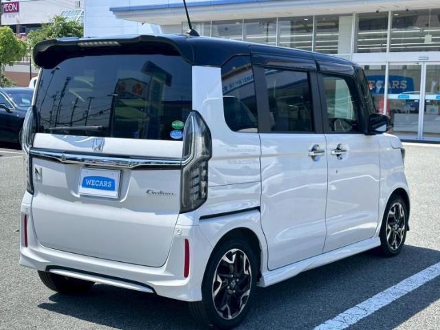 WECARSの展示場では実際に見て、触ってお車をお選びいただけます！知識の豊富な営業スタッフが様々なカーライフをご提案いたします！