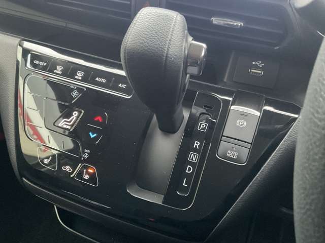 ダッシュにシフトレバーが配置され足元が広く、サイドスルーもしやすい設計です。