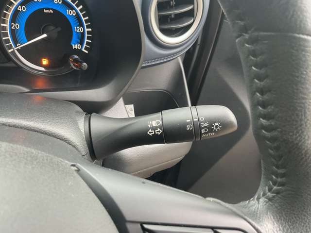 オートライトついてます。思いやりライト機能で夕暮れや雨天時のワイパー使用時に自動でヘッドライトを点灯させます。
