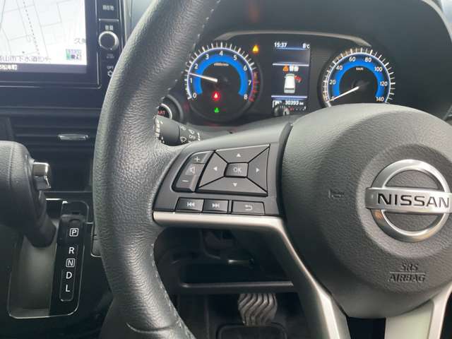 走行中でも、ハンドルから手を離さずオーディオ操作ができるステアリングスイッチ（ナビ取付パッケージ）