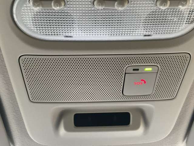 急病時や危険を感じた時には、SOSコールスイッチを押してください。万が一の事故発生時には、エアバック展開と連動し自動通報されます。専門のオペレーターが警察や消防へ連携をサポートします。（別途申込必要）