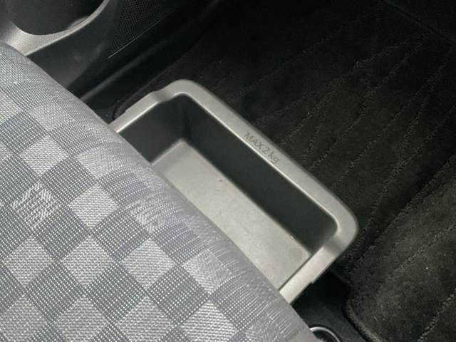 助手席シートの下に、便利な前後スライド式のアンダーボックスを装備。運転用の替え靴や、車内に常備したいこども用品、着がえた服などを収納できます