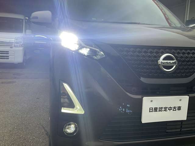 対向車がいてもハイビームを維持できるアダプティブLEDヘッドライト。先行車や対向車の有無に応じてハイビームの照射パターンを変化させ、常に視認性の高い状態が維持されます。