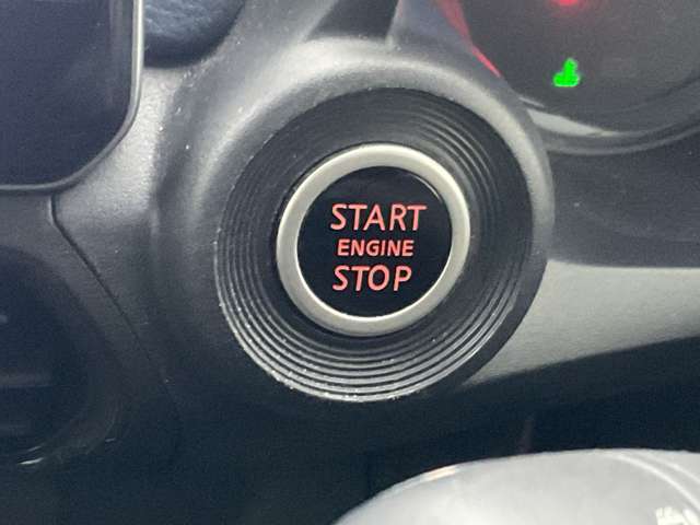 インテリジェントキーのプッシュスタートスイッチです。エンジンの始動はブレーキペダルを踏みながらこのスイッチを押すだけで始動できます