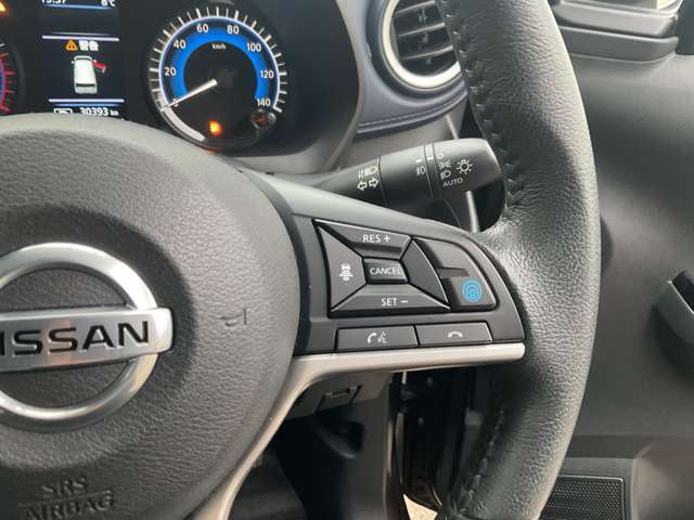 『プロパイロット』は、高速道路での「渋滞走行」と「長時間の巡航走行」時に、ドライバーに代わってアクセル、ブレーキ、ステアリング操作をアシスト（安全運転を行う責任はドライバーにあります）