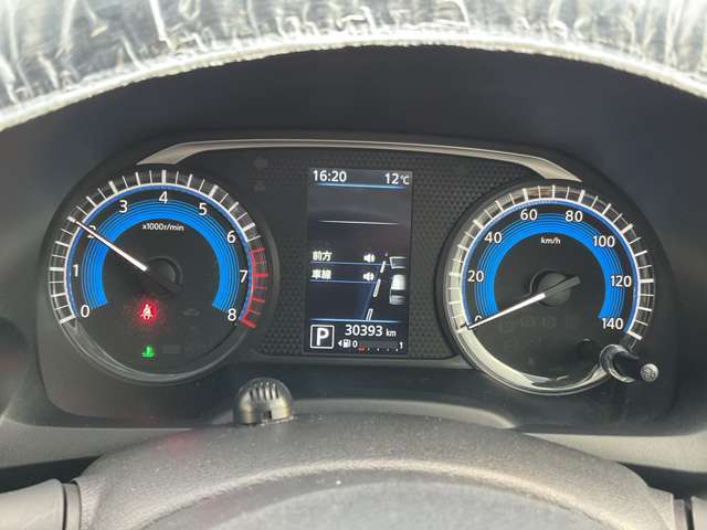 昼夜を問わず視認性に優れたファインビジョンメーター採用、各種の車両情報や航続可能距離・燃費情報なども表示する4.2インチ液晶ドライブアシストディスプレイ搭載です。