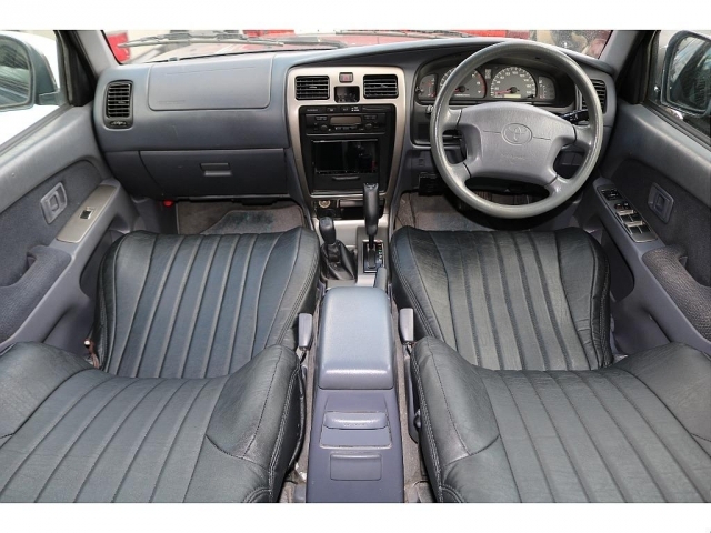 ブラックレザー調シートカバーをインストール！！運転席や助手席はお車の中でも、こだわって良い場所だと思います！！このままでも十分ですが、より自分好みにカスタムもおすすめです！