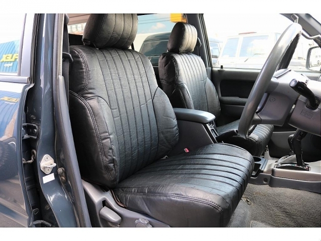 運転席はお車の中でも滞在時間が長くなる場所です。オーナー様のこだわりが詰まった特等席のサポートをさせて頂ければと思います。
