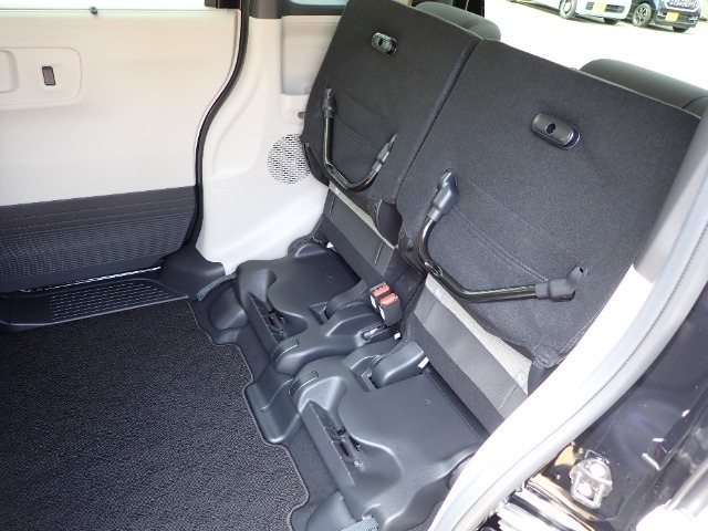 ◆チップアップ＆ダイブダウン機構付【ULTR SEAT】は後席座面を左右分割で跳ね上げることができます。トランクで積載できない背の高い荷物をラクラク収納できます。ホンダ車ならではの人気装備です。