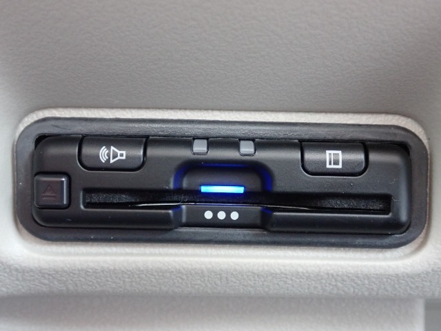■【ETC車載器】が装備されています。セットアップをしてお渡しとなり、ETCカードを差し込むだけで高速道路の利用が可能です。