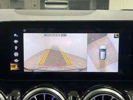 【全方位モニター】 クルマを上空から見下ろしているかのように、直感的に周囲の状況を把握できます。