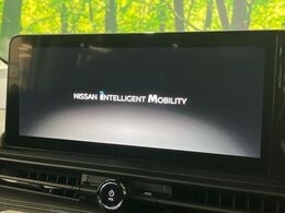 【純正ナビ】人気の純正ナビを装備。オーディオ機能も充実しており、Bluetooth接続すればお持ちのスマホやMP3プレイヤーの音楽を再生可能！毎日の運転がさらに楽しくなります！！