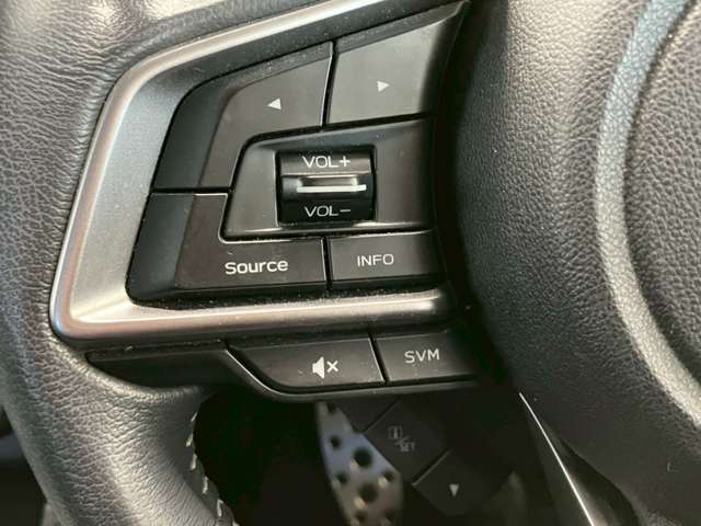 【ステアリングスイッチ】オーディオのボリュームの調節や、ラジオのチャンネルの変更、電話の受け取りなどを可能にします。運転中に目線を下げずに操作可能です。