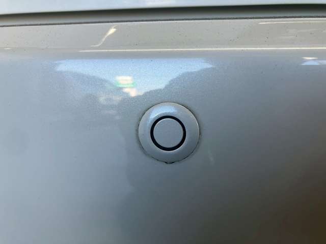 【障害物センサー】車両自体が障害物を認識することが出来るので、駐車の際などに停まっている車両への追突や接触を防ぐ可能性が高まり安全性もバッチリの装備です♪