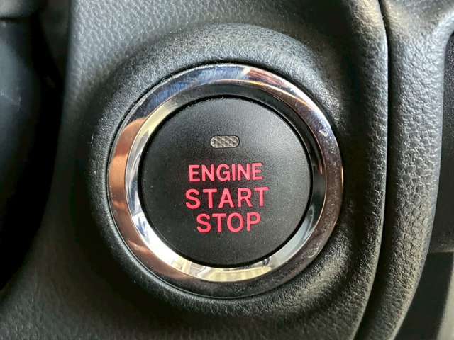 【ステアリングスイッチ】オーディオのボリュームの調節や、ラジオのチャンネルの変更、電話の受け取りなどを可能にします。運転中に目線を下げずに操作可能です。