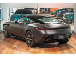 アストンマーティン特有のリアフェンダーは曲線美を見事に具現化しております。