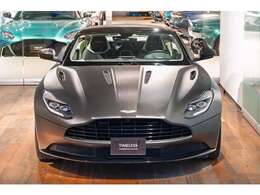 グリルやヘッドライトが大きくなっても、一目見てアストンマーティンと分かる一貫したデザインをしております。