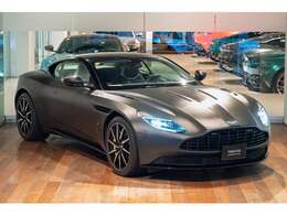 アストンマーティンならではのフロントグリルは、昔も現在も魅力的で、タイムレスなデザインとなっております。