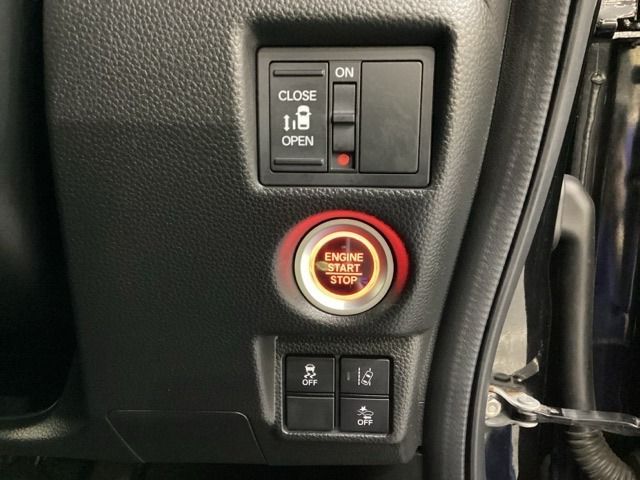 左側電動スライドドアは運転席から操作ができるよう、操作スイッチが付いています。Hondaセンシング用のVSA解除とレーンキープアシストシステムなどのメインスイッチも装備しています。