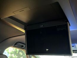 【フリップダウンモニター】家族や友人とお出かけする機会が多い方に大人気のフリップダウンモニター！大画面モニターで車内はエンタメ空間！退屈しがちな長距離ドライブも楽しい時間に変わります！