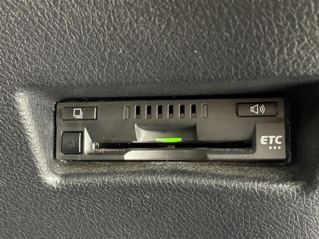 【ETC】有料道路を利用する際に料金所で停止することなく通過できる、ETC車載器（ノンストップ自動料金収受システム機器）が装備されています。セットアップを行うことで利用可能になります。