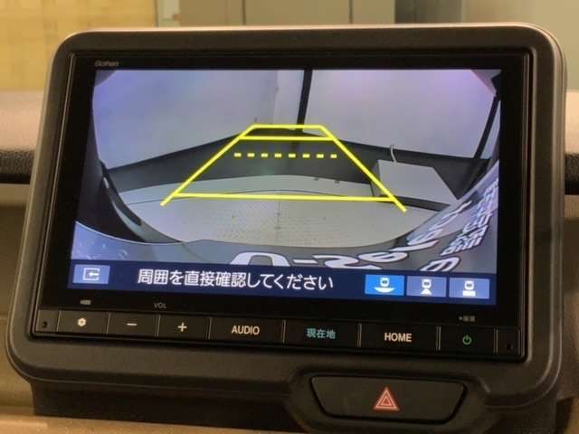リバースギアに入れるだけで後方の表示へ切り替わります。夜間や雨の日の駐車も楽になりますよ。