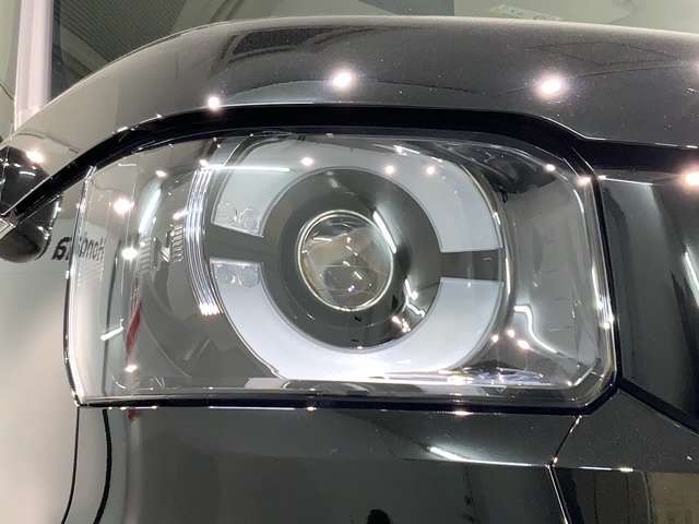 LEDヘッドライトは、点灯の瞬間から最大光量を発揮し、突然暗くなるトンネルなどでの安定感を高めます。