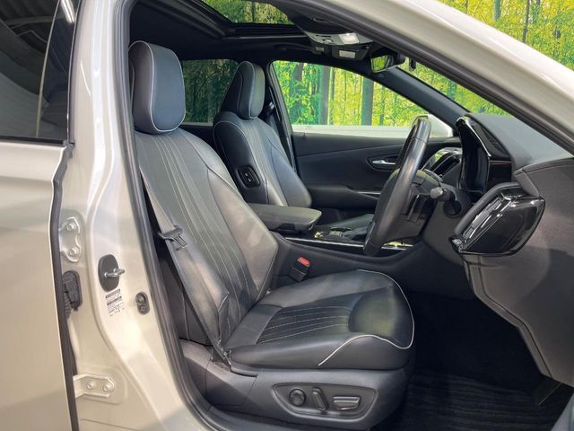 【黒革シート】上質な本革を使用し、高級感あふれる黒革シート。常に体に触れる部分だから、座り心地の良さにはこだわりたいですね♪汚れの付着や劣化を抑制する内装コーティング施工もおススメですよ♪