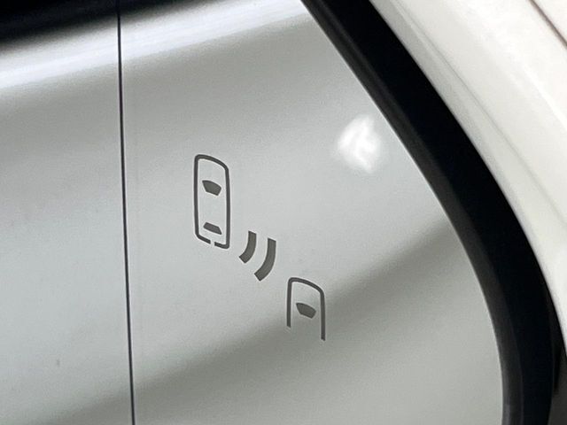 【ブラインドスポットモニター】走行中、ドアミラーの死角になりやすい箇所に後続車が接近するとサイドミラーのレンズに警告を表示！ドライバーに注意喚起をしてくれます。