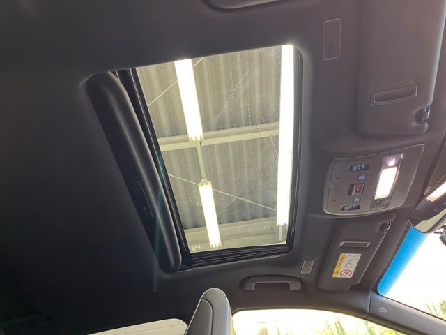 【サンルーフ】開放感たっぷりの希少装備、サンルーフが装着されています！車内に明かりを取り入れたり景色を楽しむ以外にも、車内の空気も簡単に換気できて快適です！