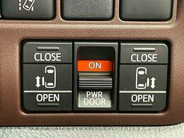 今やミニバンの定番装備となりつつある【両側電動スライドドア】運転席よりボタンひとつで開閉可能なスライドドアです。雨の日のお迎えなどに役立ちますね。