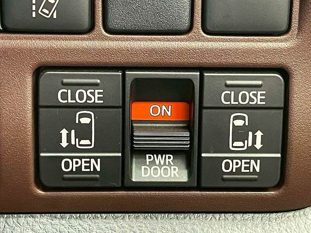 今やミニバンの定番装備となりつつある【両側電動スライドドア】運転席よりボタンひとつで開閉可能なスライドドアです。雨の日のお迎えなどに役立ちますね。