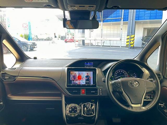 アイポイントも高く見渡しの良い視界を確保しています。長距離のドライブでも疲れにくく快適に運転できます。