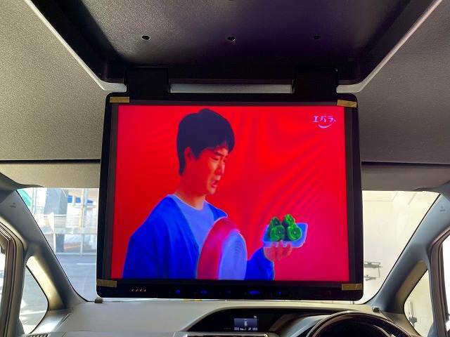 【後席モニター】家族や仲間とのドライブもこのモニターさえあれば長距離ドライブも盛り上がりますね。