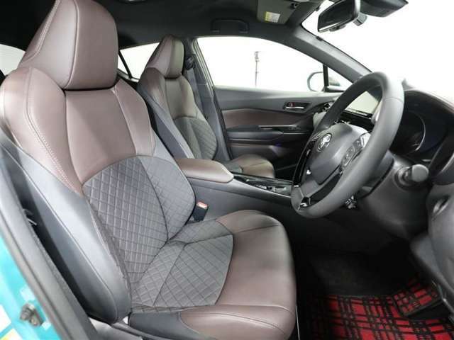 ゆったり室内で運転もしやすいです♪使い勝手の良い配置も考えられています！！
