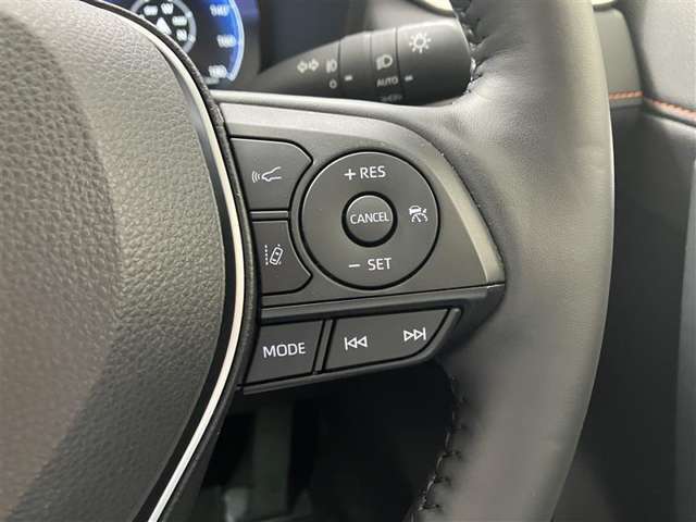 前方の車との車間を設定し、スピードを上げたり緩めたりを自動で行ってくれる追尾式の「レーダークルーズ」。上級装備の一つです！高級車にしかつかない嬉しい機能です。