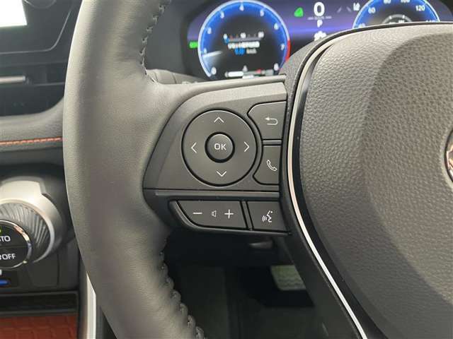 運転中、オーディオの操作をしてて、ハッとしたことはありませんか？ステアリングスイッチは、運転中でもハンドルでオーディオの操作が可能です。安全なドライブをサポートします。
