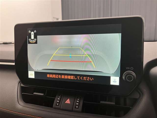 こちらのバックカメラは画面にラインが表示されておりますので、バック持のクルマの進行方向の目安になります。より高いレベルで車庫入れをサポートする、便利な機能ですね。