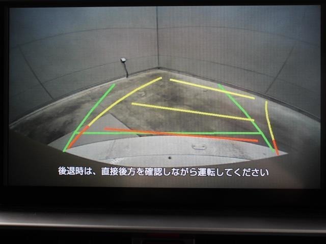 車庫入れや縦列駐車などの際に、後退操作の参考になるガイドラインをモニター画面に表示します。