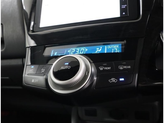 オートエアコン付きなので、一度温度を設定すれば自動的に過ごし易い温度に調整してくれますよ♪車内をいつでも快適空間にしてくれます！