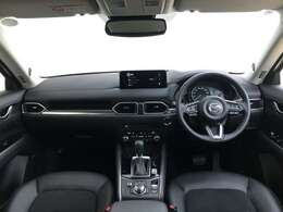 【運転席インテリアデザイン】左右対称のインテリアデザインでドライバーを包み込み運転に集中できるように設計されています。