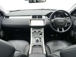 インパネのデザインはワイド感を演出する水平基調のデザインを採用し、パネル部分、エアコンの吹き出し口そして上部のダッシュボードの色に変化を付けることで、落ち着いた雰囲気を演出しています