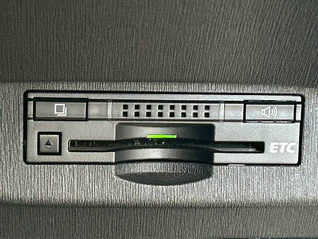 【ETC車載器】を装備しておりますので、ご納車直後からの遠距離ドライブも可能です。土日の利用料金の割引や、朝夕の通行料金を割引料金で高速道路をお楽しみいただけます。