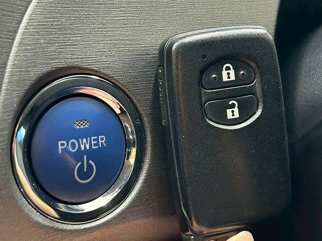 【スマートキー】車内へのアクセスやエンジン始動が楽々に行える今や必須アイテムのキー複製防止の「イモビライザー」まで備わっております。